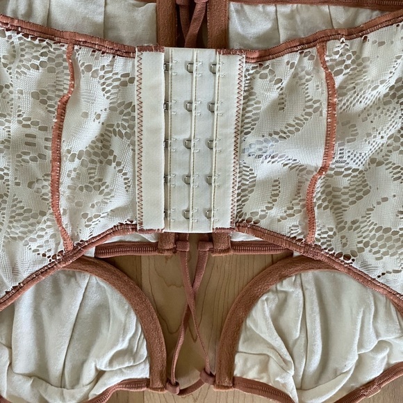 Out From Under Corsé Kiera Lace-Up Lace-Up Corset Top - Cream and Tan Coquette M - Picture 8 of 10